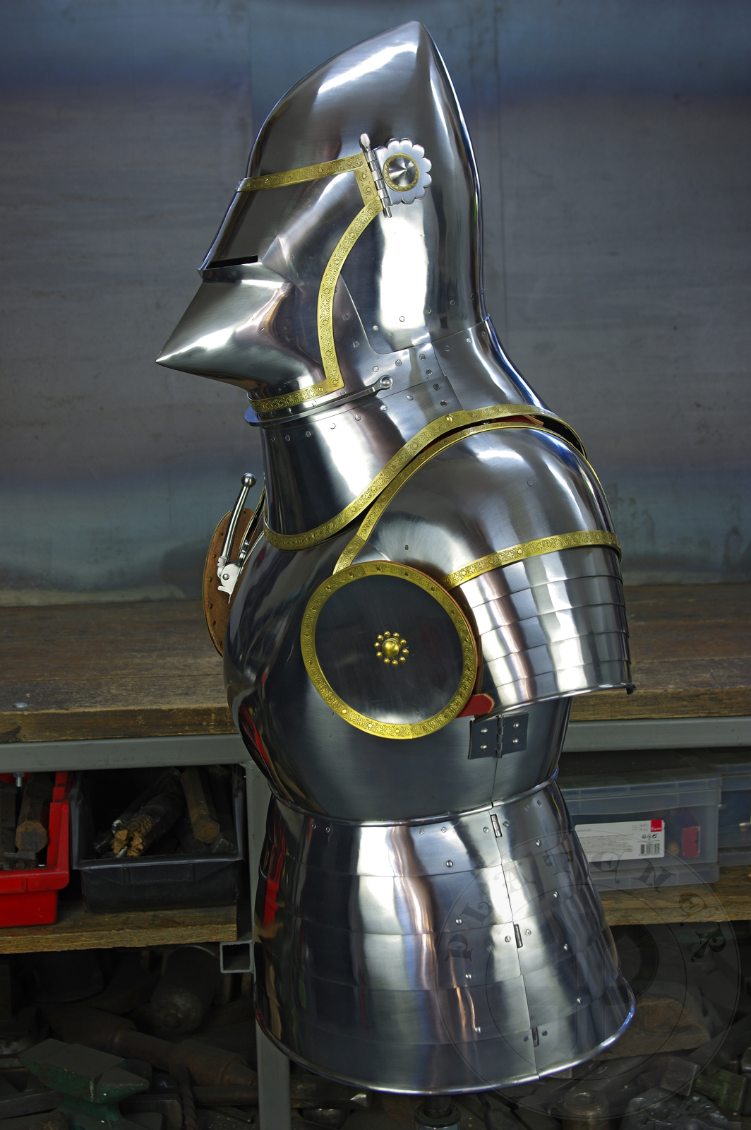 Part of armour inspired by depicts from Altar of St George of the Valencian school, circa 1410./Cz zbroi inspirowanej przedstawieniami z otarza w. Jerzego z warsztatu z Walencji, okoo 1410 rok.